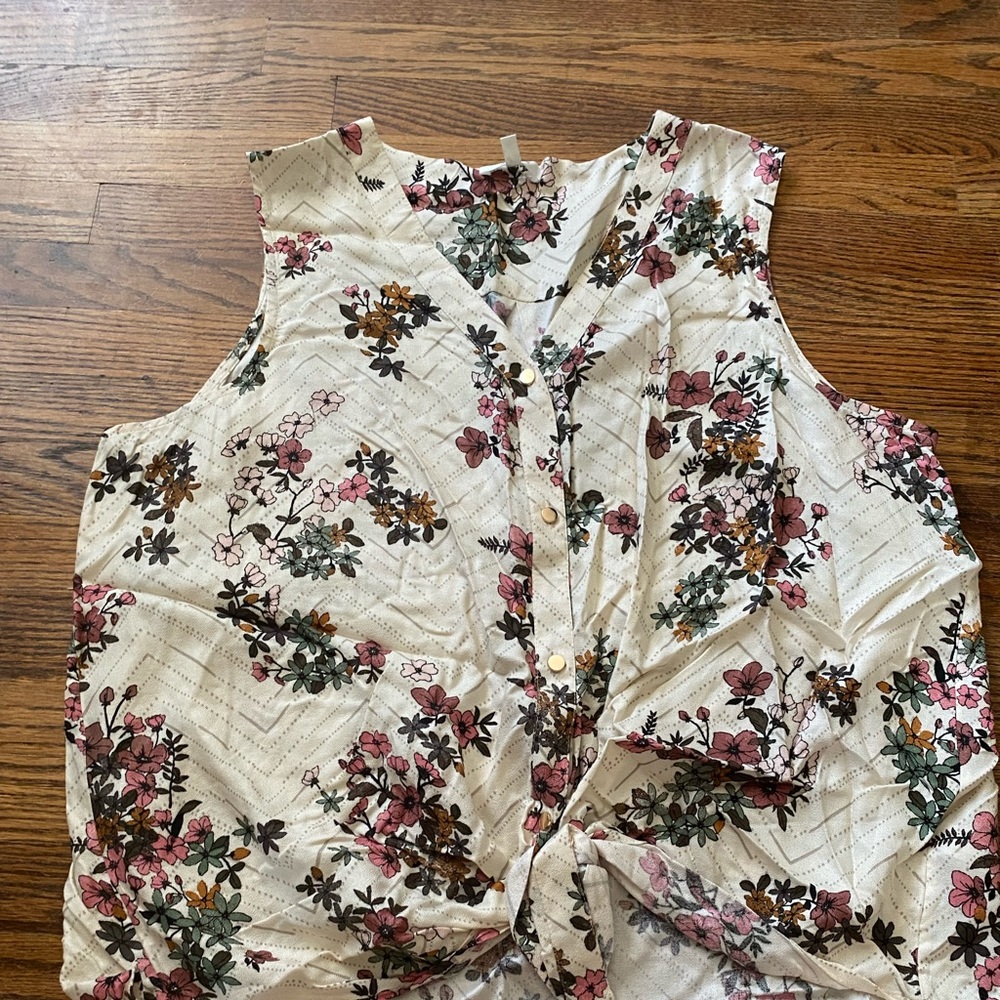 Maurice floral top NWOT